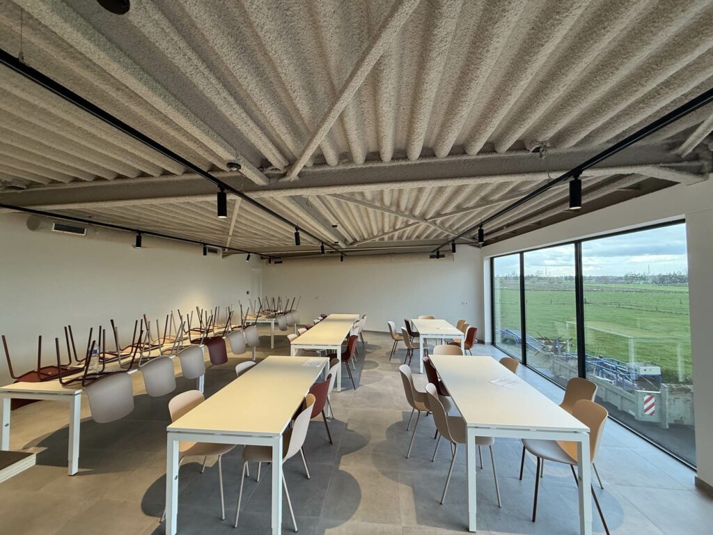 Réfectoire avec plafond acoustique projeté beige sur dalle en plancher collaborant